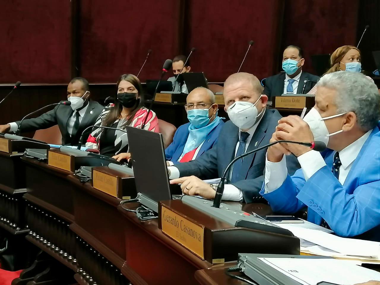 Omar Fernández y otros 16 diputados usan pañoleta azul en sesión de la Cámara Baja y se declaran "provida"
