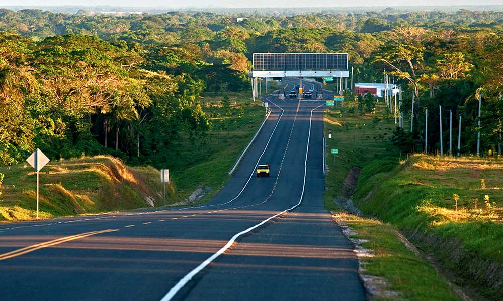 Autopista de Samaná opera con proyección ficticia de tráfico vehicular