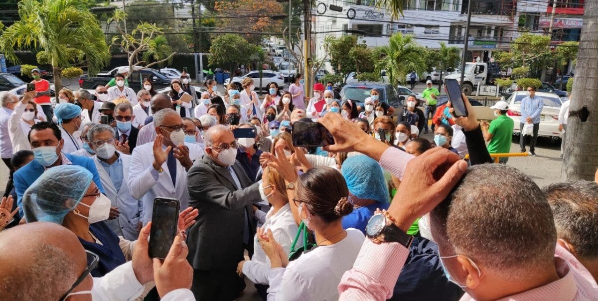 Exministro de Salud es recibido como un héroe en Santiago