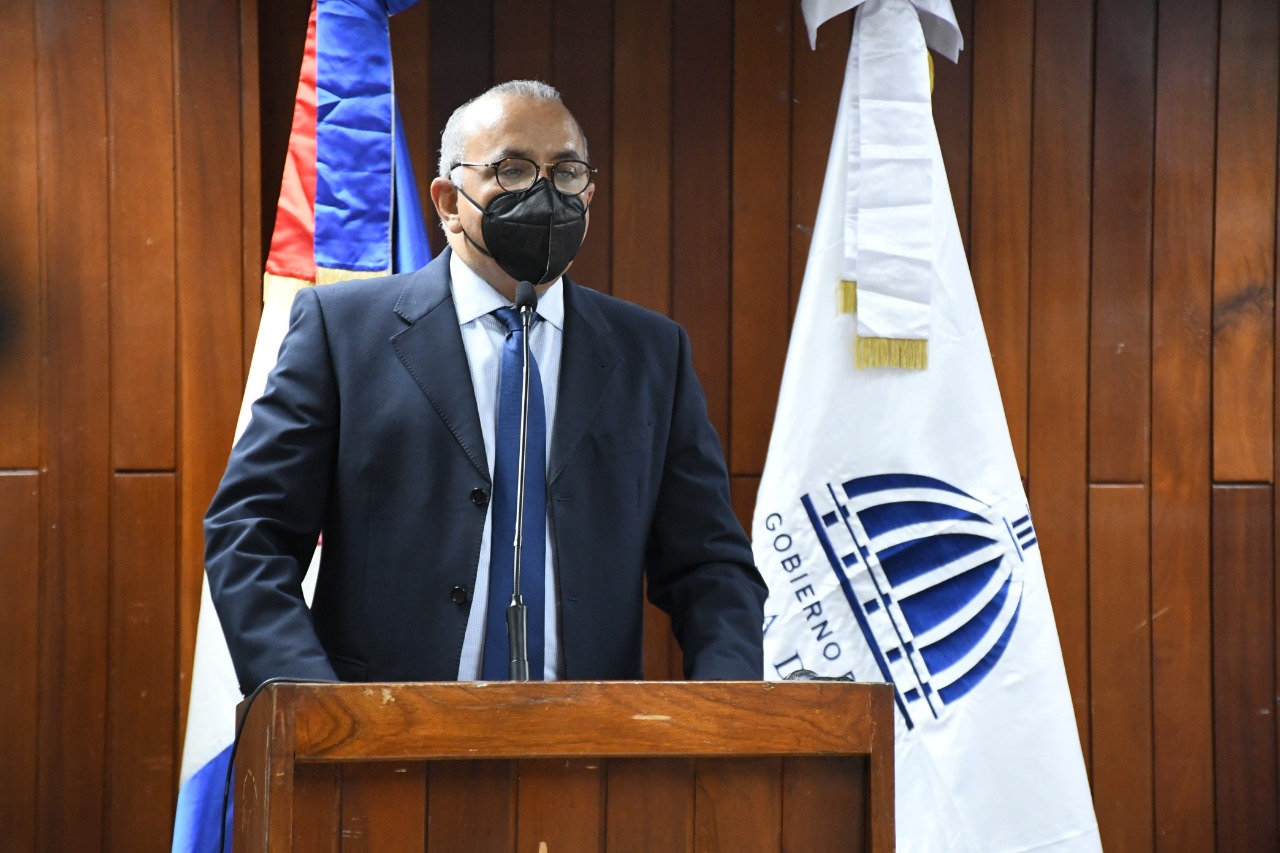 Exministro de Salud Pública dice salió del cargo con «la mano limpia»