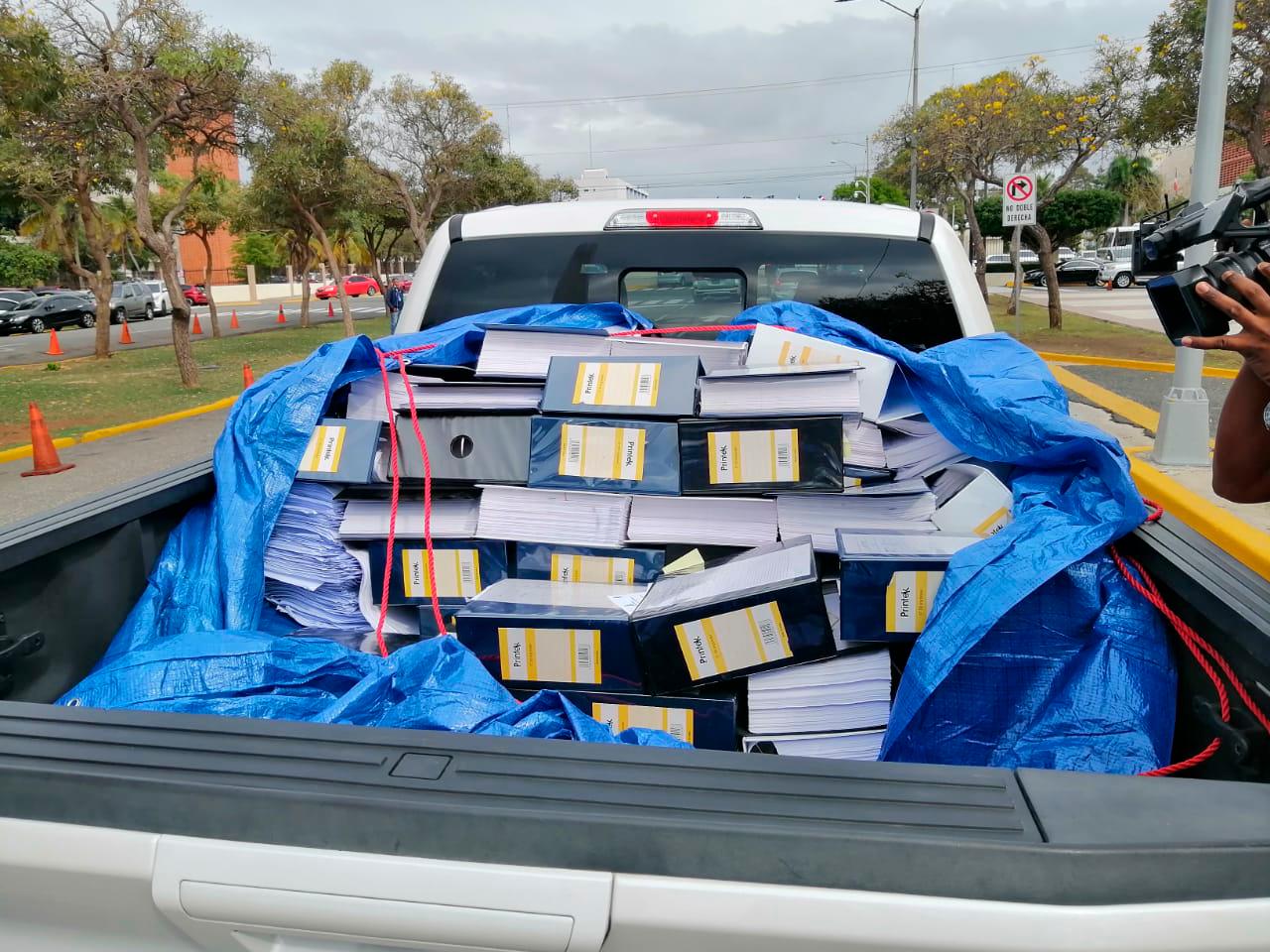 Depositan documentos ante Procuraduría para que investiguen a Gonzalo Castillo por presuntas irregularidades