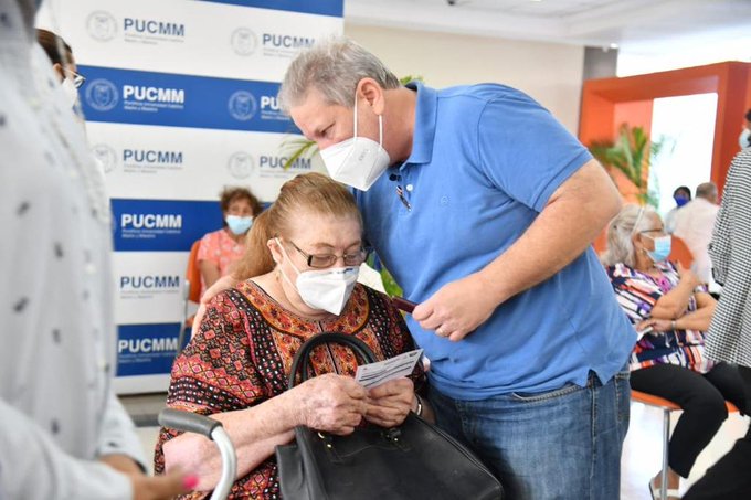 Persona que acompañe a adulto mayor de 80 años a vacunar también recibirá la dosis