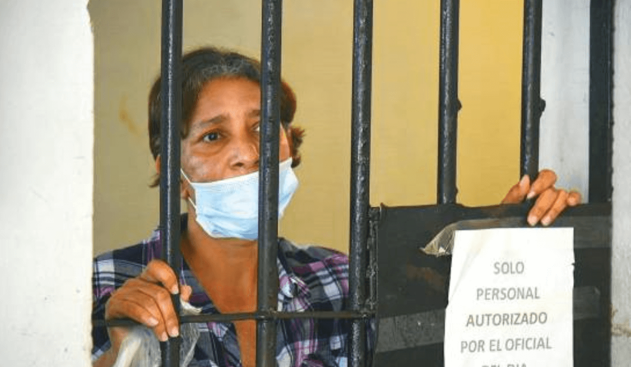 Ministro Ascensión asegura pagarán prestaciones a mujer se desnudó por liquidación en Obras Públicas