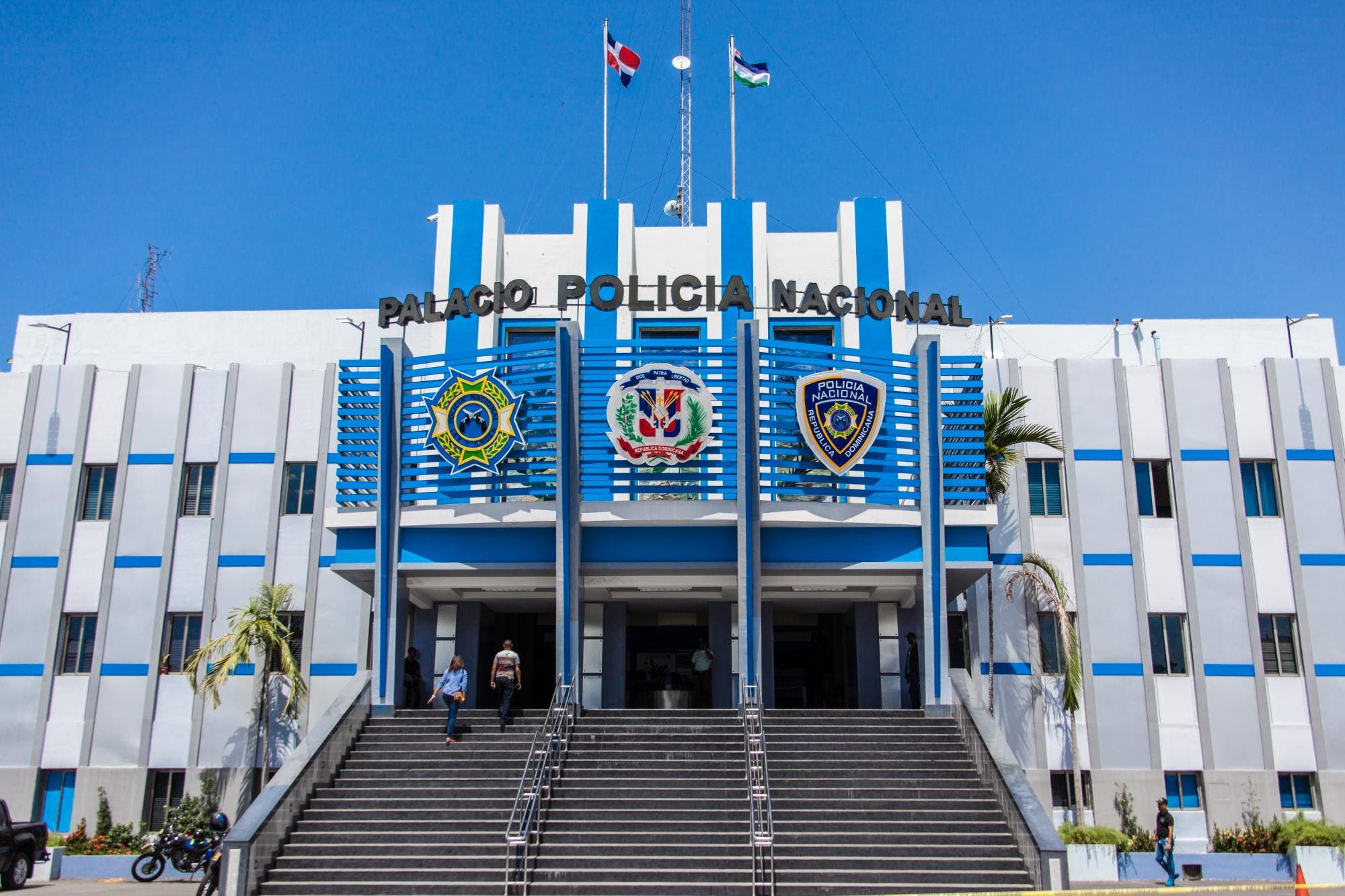 Presidente Abinader pone en retiro 350 oficiales de la Policía Nacional