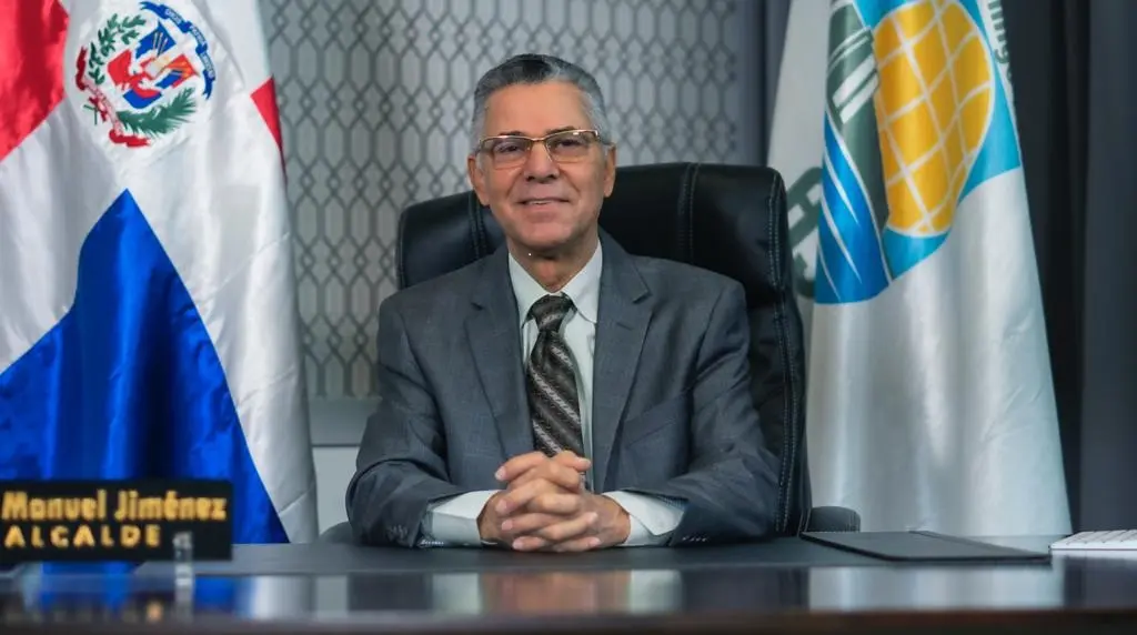 Regidor acusa al alcalde SDE de actuar de manera abusiva al retirar publicidad del PRM