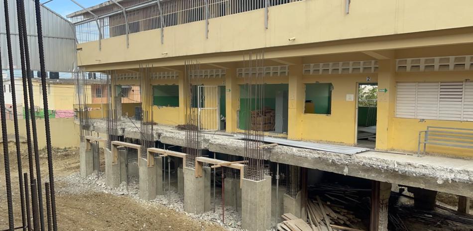 Acuerdan traslado de estudiantes mientras concluyen escuela en Santiago