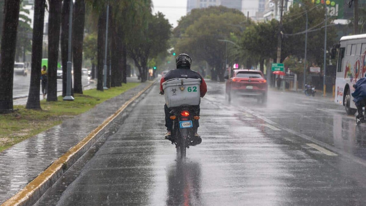 Lluvias y tronadas continuarán este viernes pese a que onda tropical se aleja