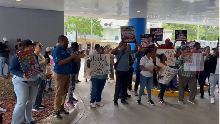 Protestan frente al Hospital Luis Eduardo Aybar y reclaman videos para buscar a Andrés Santana