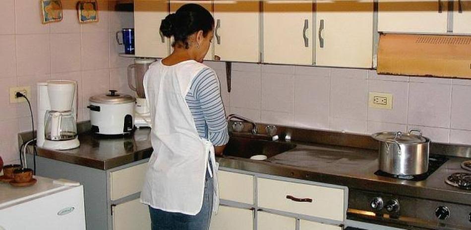 Senador busca castigar con multas a quienes obliguen a domésticas utilizar uniformes fuera del hogar