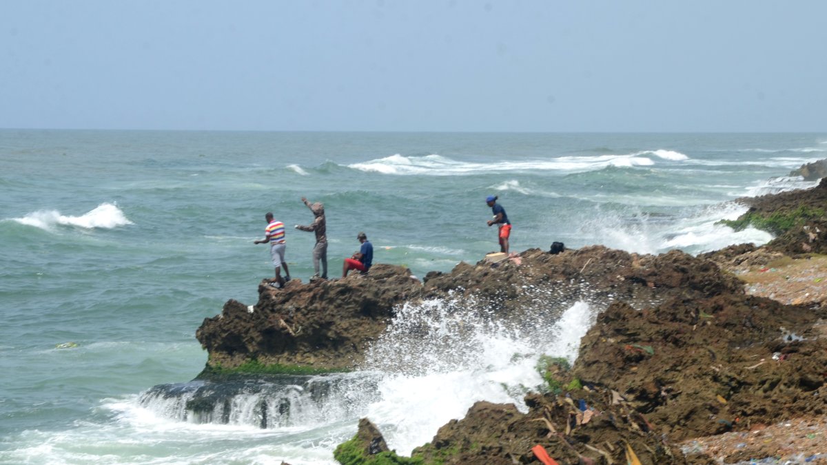 El susurro del Caribe: la vida a contraluz de los pescadores de ocio del malecón