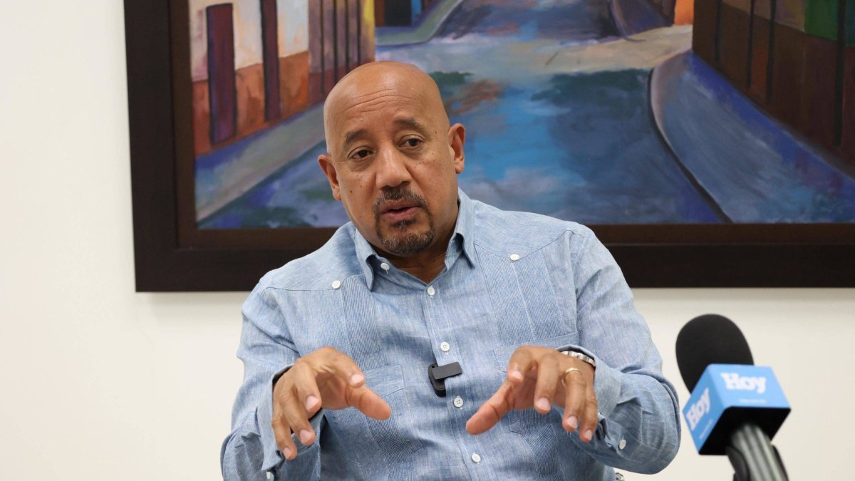 Alcalde dominicano de Lawrence descarta renunciar pese a 11 cargos federales
