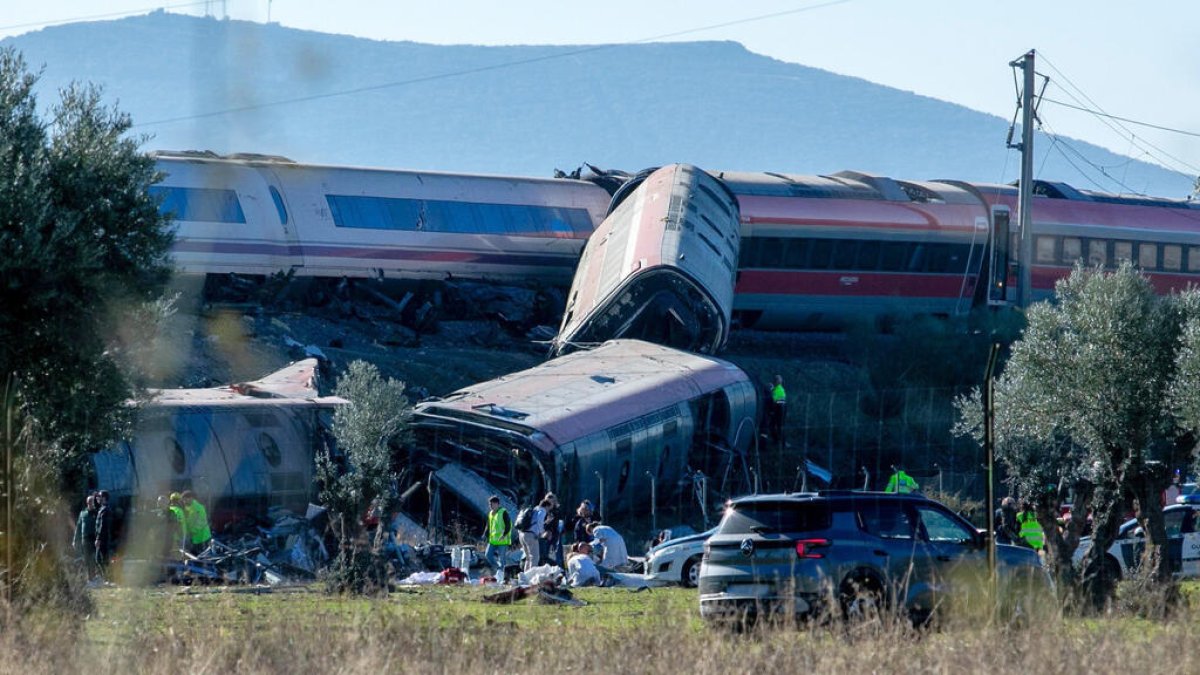 Choque de dos trenes en España deja al menos 30 muertos