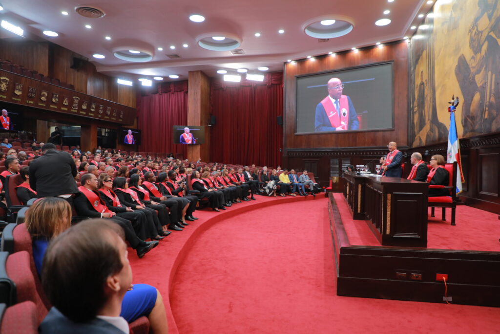 Más de 100 diputados y funcionarios se graduaron hoy de las maestrías en Derecho Constitucional y Derecho Administrativo