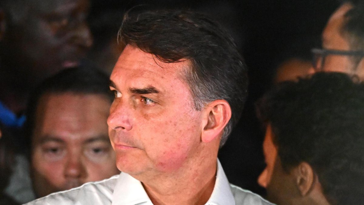 Flávio Bolsonaro dice que el juez le ha pedido entregar su pasaporte