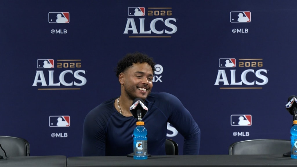Freddy Peralta se une a Pedro Martínez en la historia de playoffs