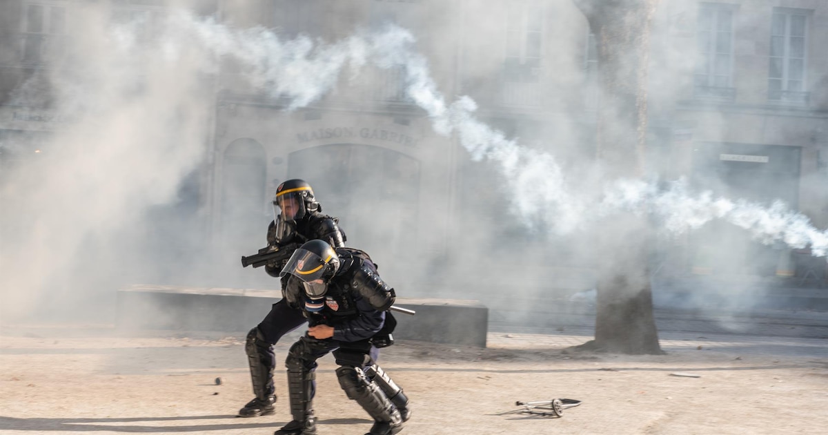 El Gobierno galo eleva a 2.000 los detenidos y a 500 policías heridos durante las protestas en Francia