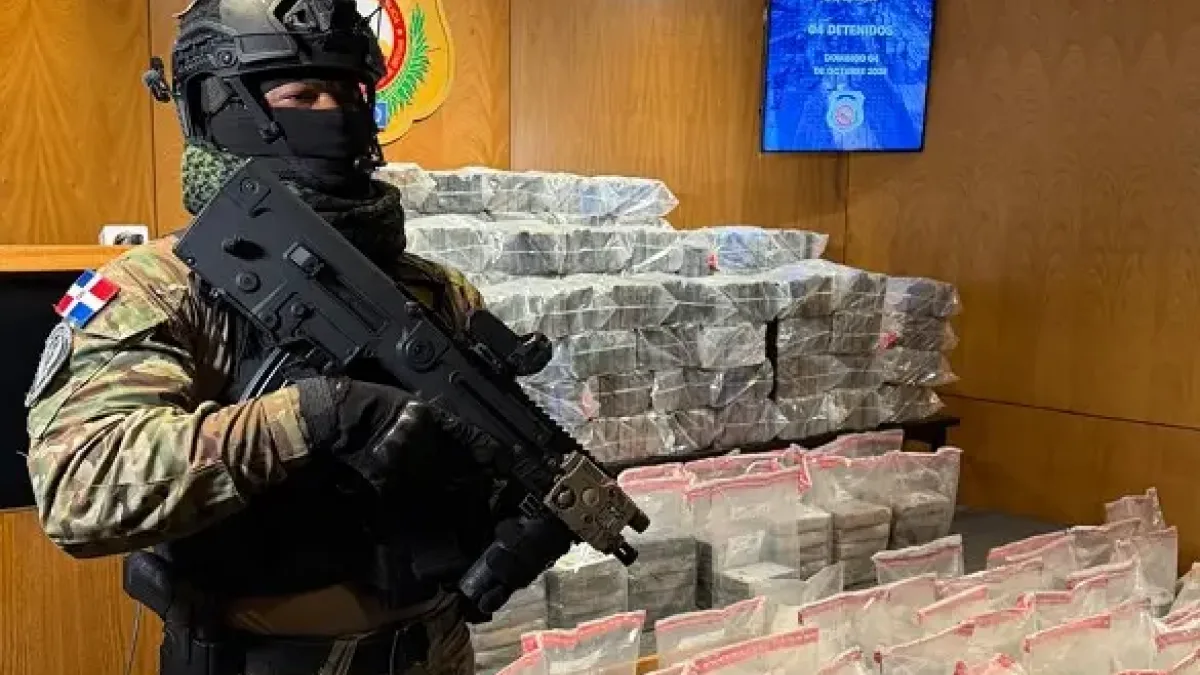 Interceptan narcolanchas con 749 paquetes de coca y un mono