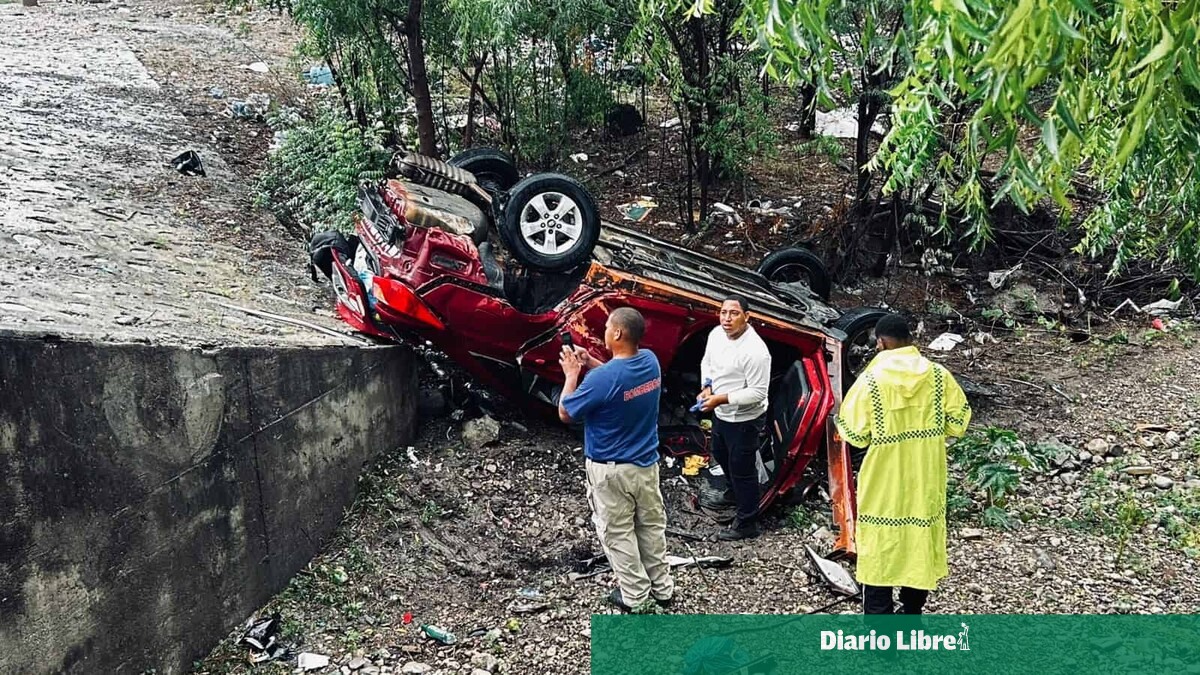 Un muerto y tres heridos al volcarse un carro en la recta de Azua