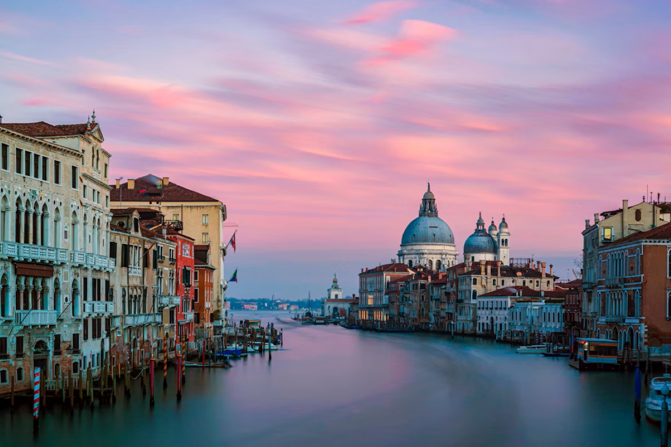 Venecia, Barcelona y Mallorca quieren poner límites al turismo ¿Cómo hacerlo sin comprometer su crecimiento económico?